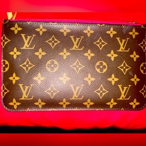LV pouch with fushia interior. Very good condition I will give it a 9 out 10